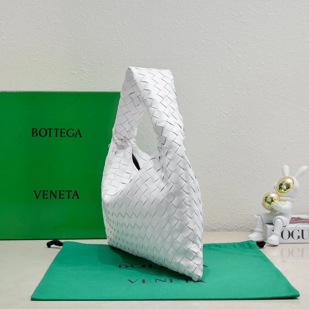 Batch 1860 #Bv new small HOP bag, the bag body and handles are made of a whole piece of woven leather. The bag body is soft and lazy. Hop symbolizes the praise of innovation and eternal craftsmanship [love]. The pyramid silhouette combines practicality and fashion. It is modern and casual. The double-sided closure design of the bag mouth is more convenient and safe! The cowhide texture also makes the bag more wear-resistant and durable. A must-have for fashionable ladies who like minimalism yet comfortable and casual! Size: 41x20.5x7.5, Model: 3966#
